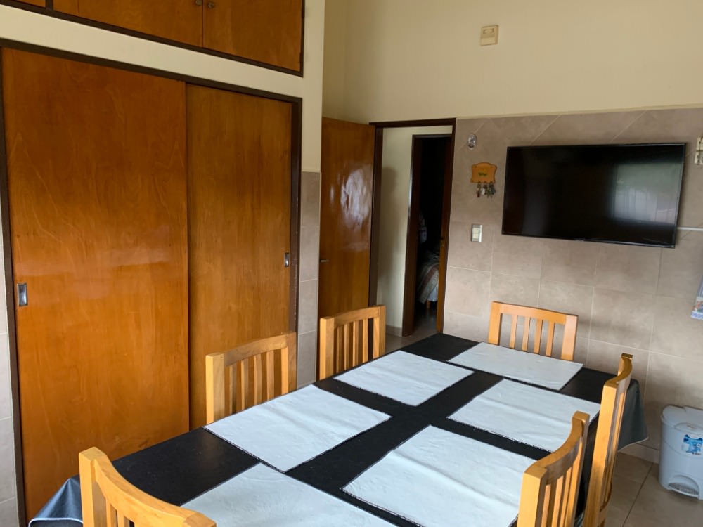 CASA CON  PILETA, EXELENTE UBICACION 
