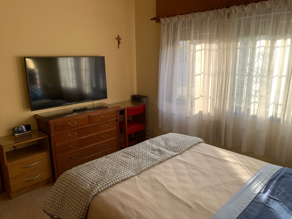 CASA CON  PILETA, EXELENTE UBICACION 