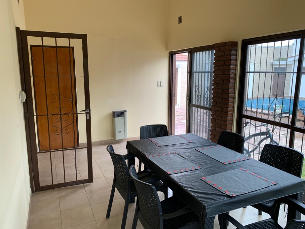 CASA CON  PILETA, EXELENTE UBICACION 