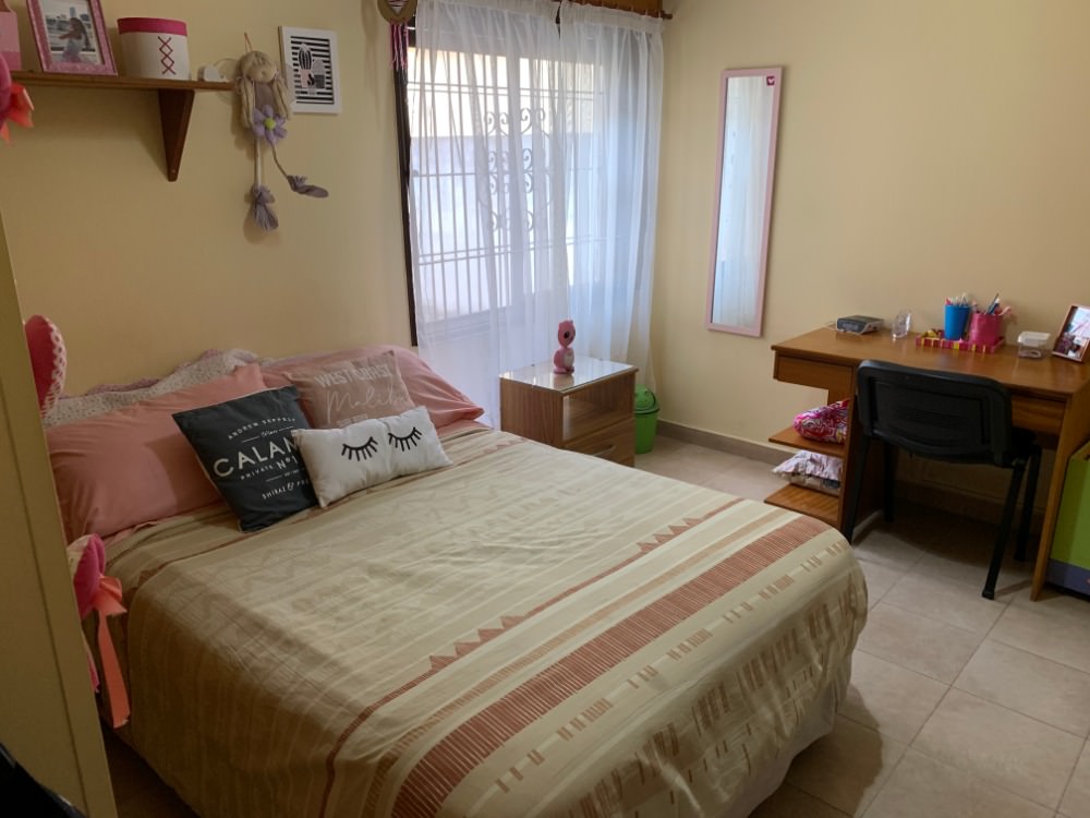 CASA CON  PILETA, EXELENTE UBICACION 