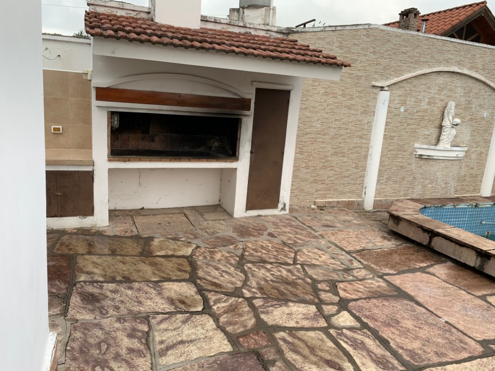 CASA CON  PILETA, EXELENTE UBICACION 