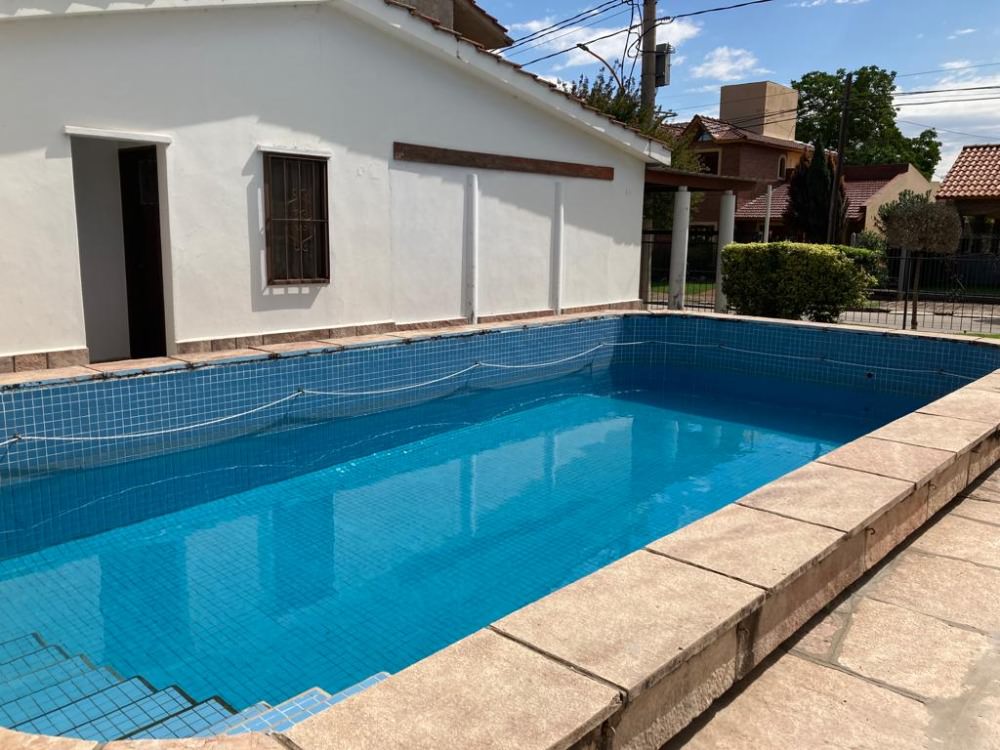 CASA CON  PILETA, EXELENTE UBICACION 