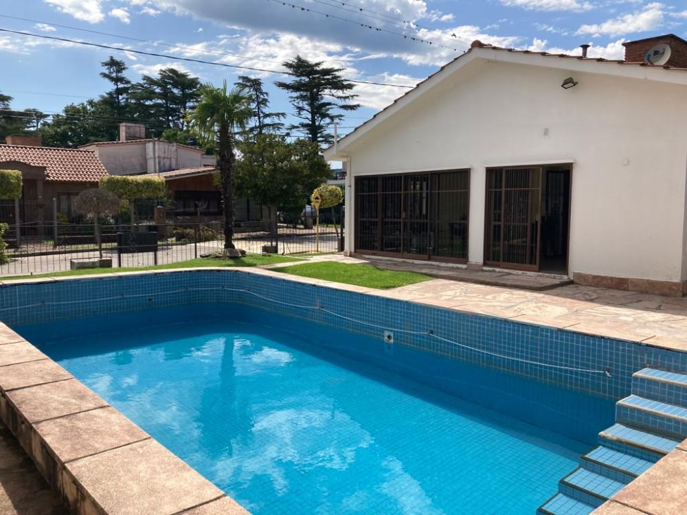 CASA CON  PILETA, EXELENTE UBICACION 
