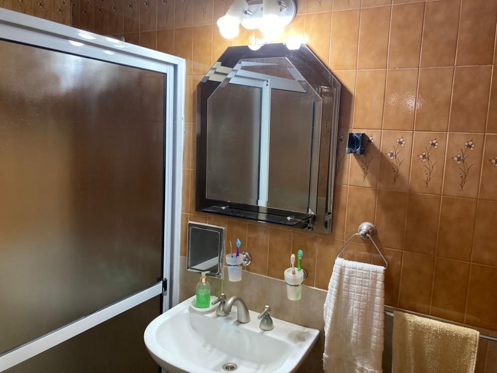 CASA CON  PILETA, EXELENTE UBICACION 