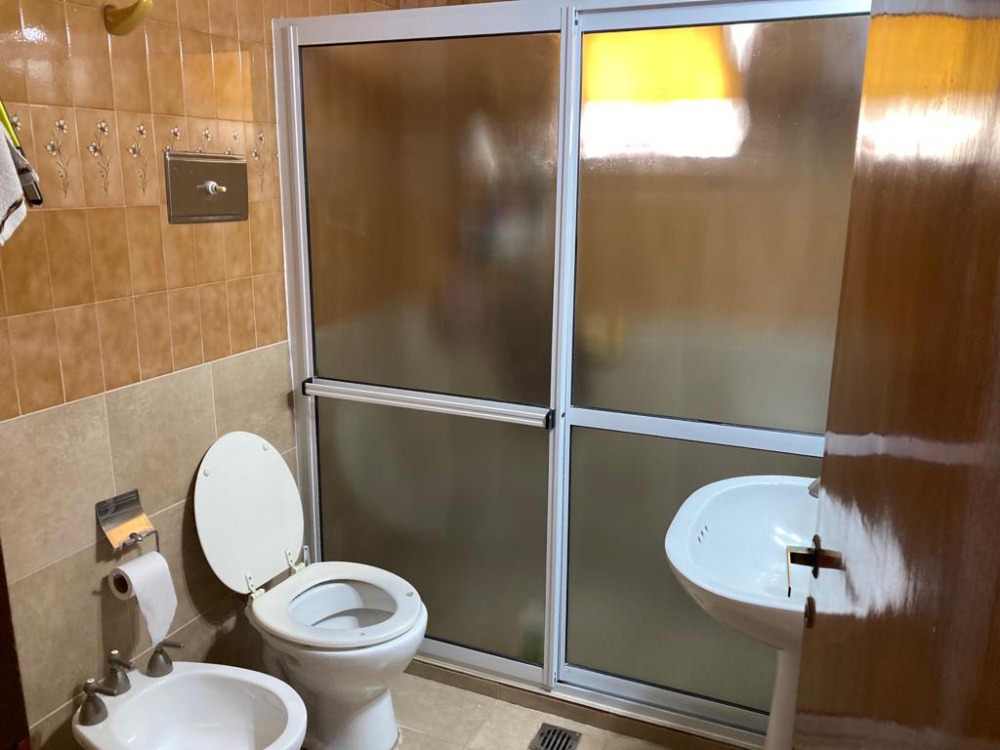 CASA CON  PILETA, EXELENTE UBICACION 