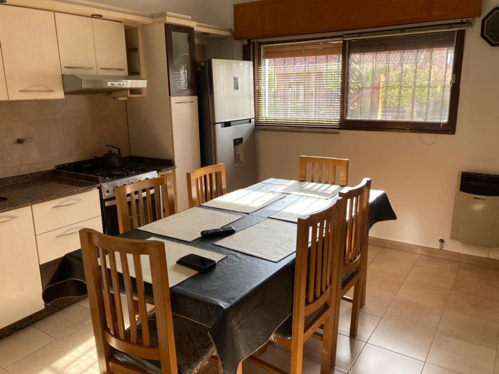 CASA CON  PILETA, EXELENTE UBICACION 
