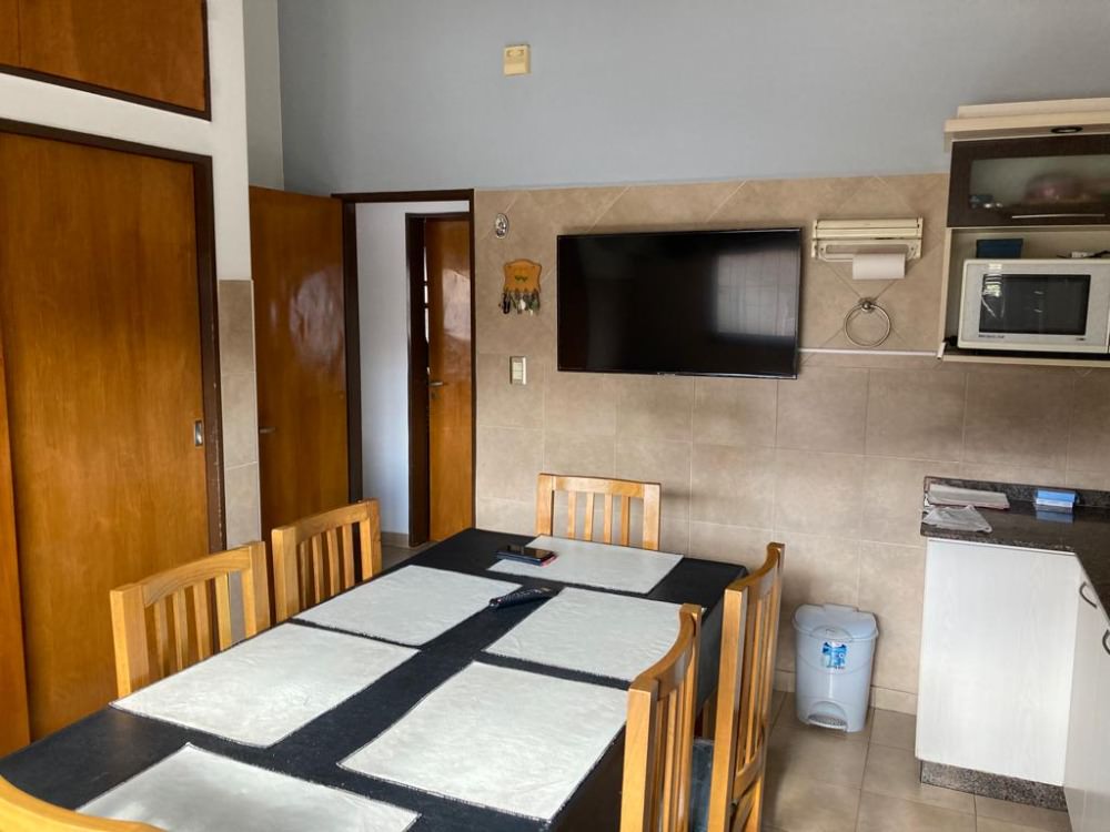 CASA CON  PILETA, EXELENTE UBICACION 
