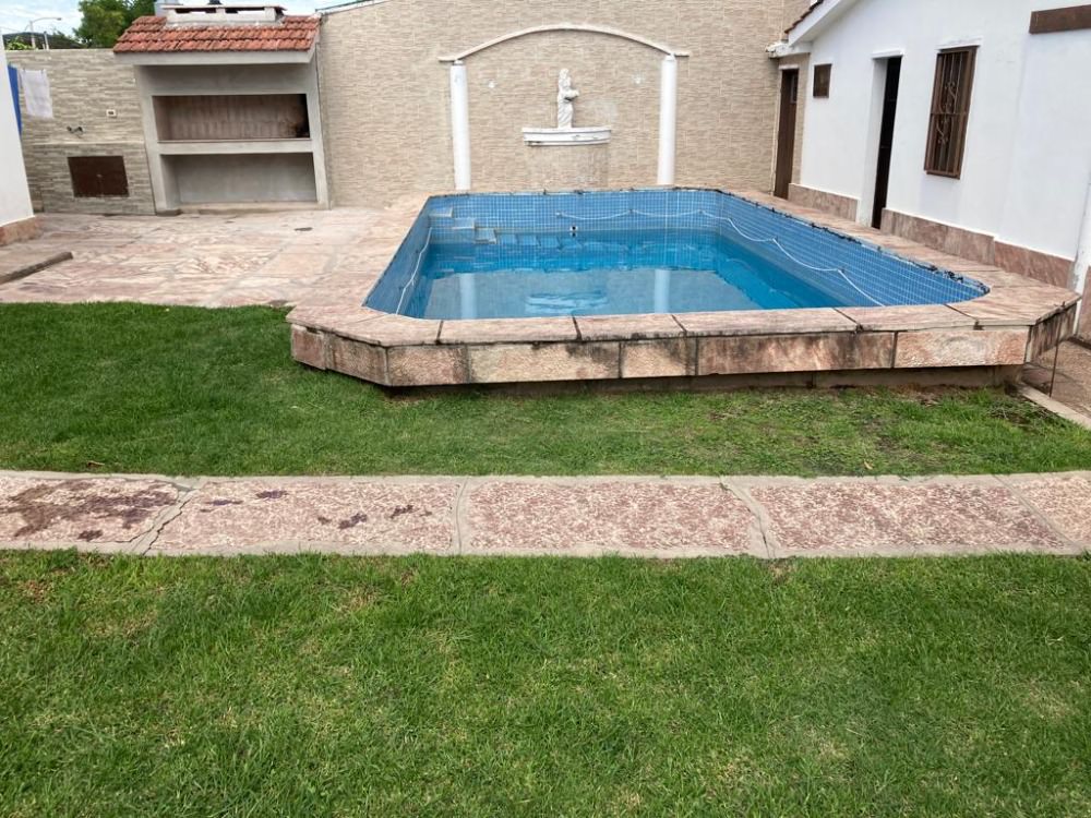 CASA CON  PILETA, EXELENTE UBICACION 