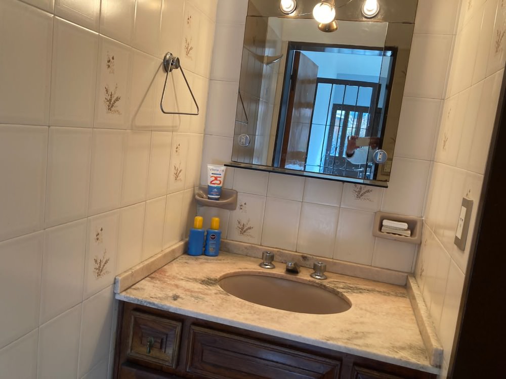 CASA CON  PILETA, EXELENTE UBICACION 