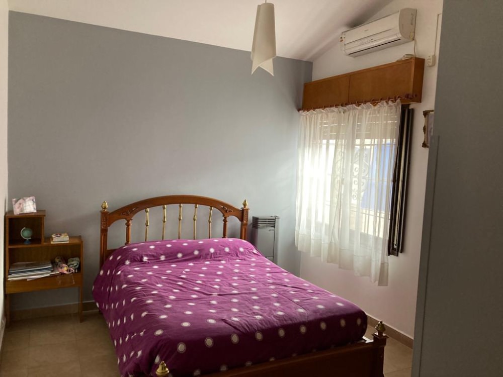 CASA CON  PILETA, EXELENTE UBICACION 