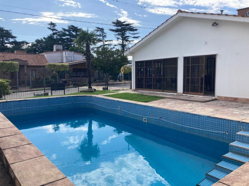 CASA CON  PILETA, EXELENTE UBICACION 
