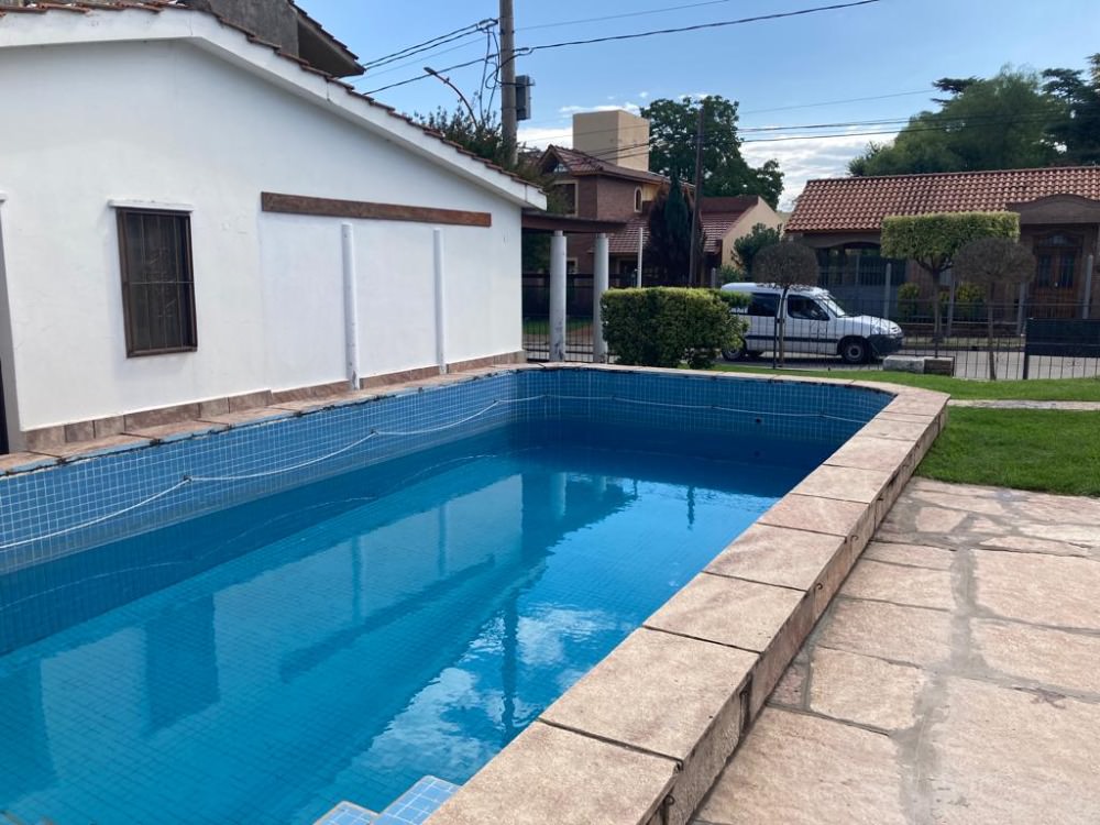 CASA CON  PILETA, EXELENTE UBICACION 