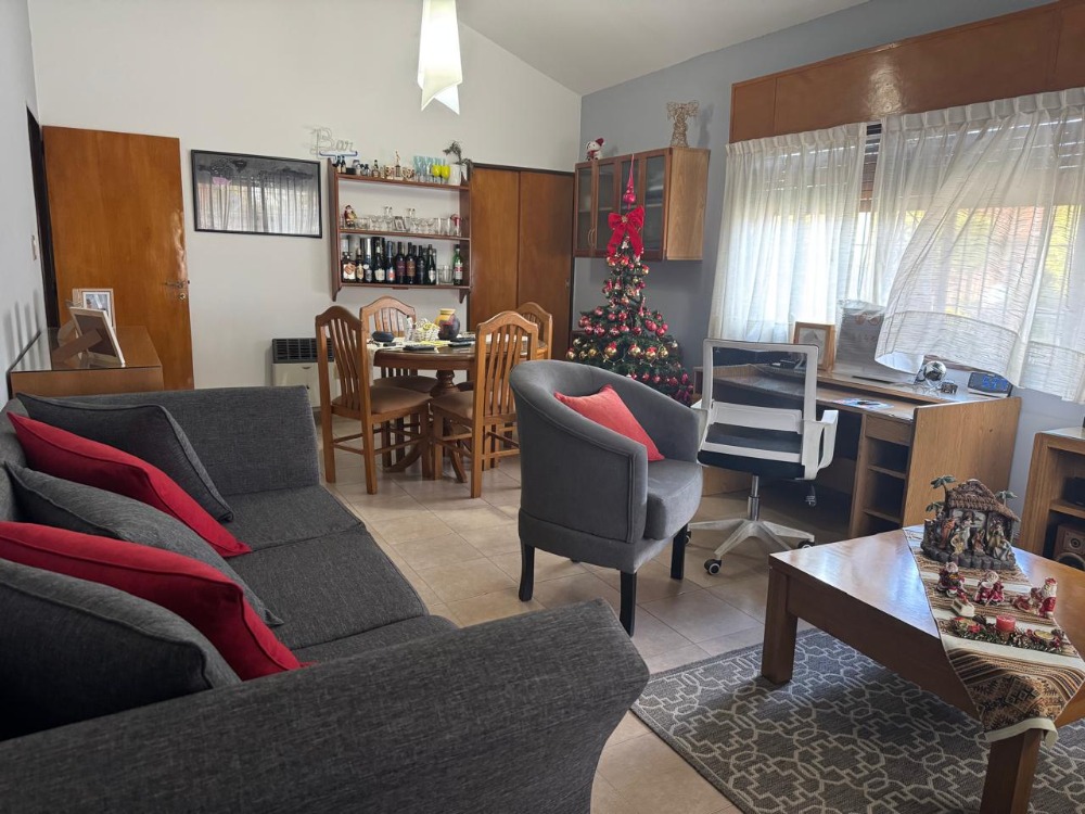 CASA CON  PILETA, EXELENTE UBICACION 