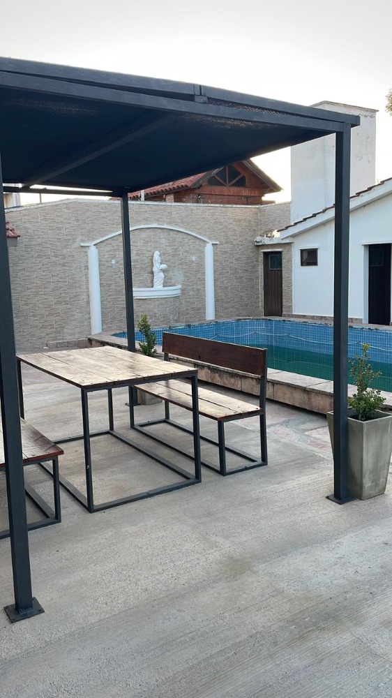 CASA CON  PILETA, EXELENTE UBICACION 