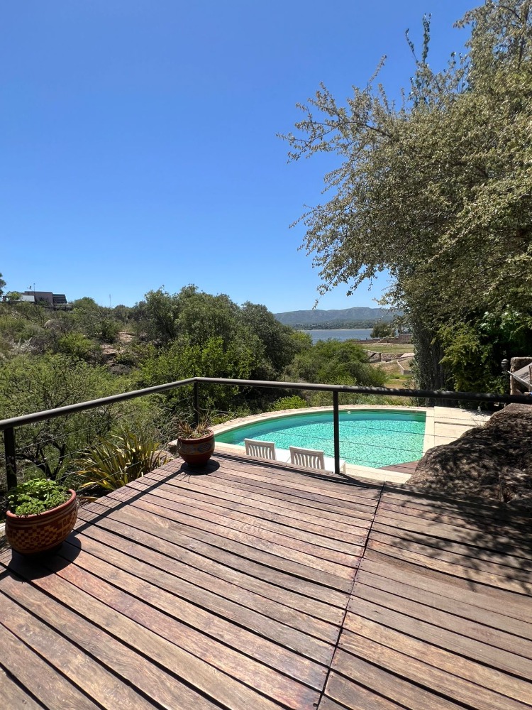 ESPECTACULAR CASA CON FONDO AL LAGO