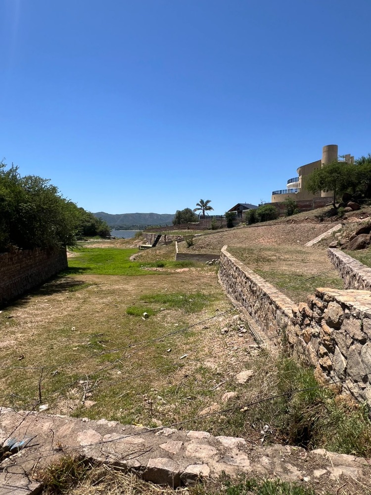 ESPECTACULAR CASA CON FONDO AL LAGO