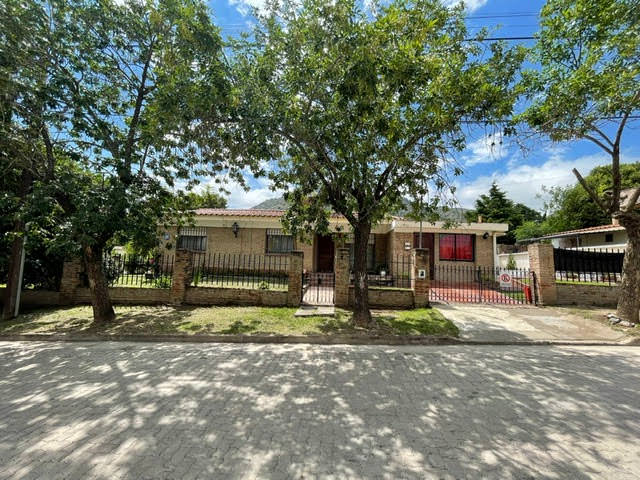 CASA CON PILETA