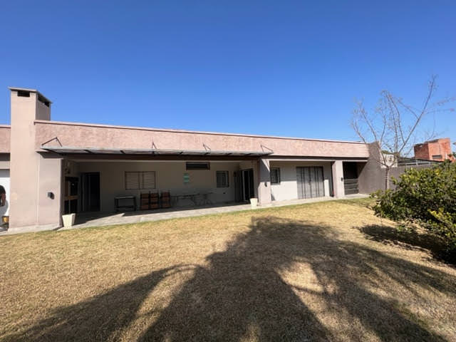 CASA DE CATEGORIA DE 1 PLANTA Y GRAN JARDIN 