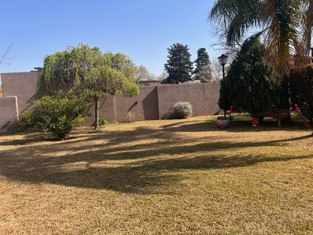 CASA DE CATEGORIA DE 1 PLANTA Y GRAN JARDIN 