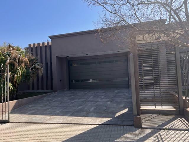 CASA DE CATEGORIA DE 1 PLANTA Y GRAN JARDIN 