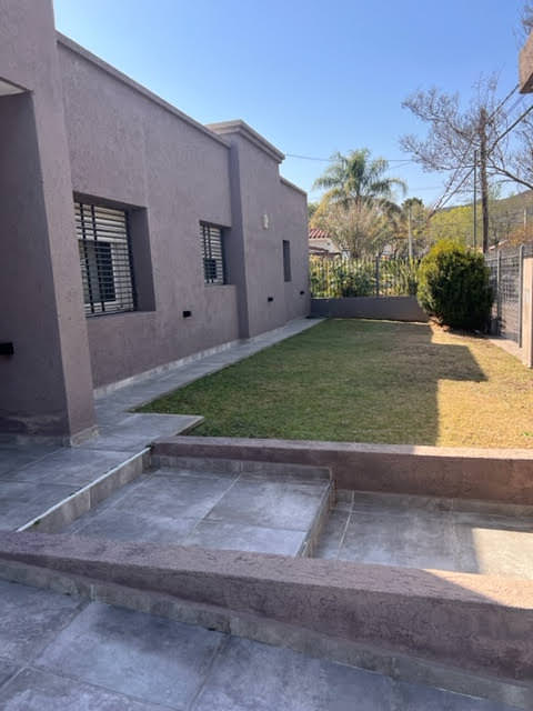 CASA DE CATEGORIA DE 1 PLANTA Y GRAN JARDIN 