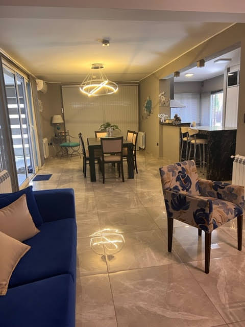 CASA DE CATEGORIA DE 1 PLANTA Y GRAN JARDIN 
