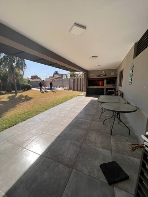 CASA DE CATEGORIA DE 1 PLANTA Y GRAN JARDIN 