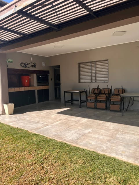 CASA DE CATEGORIA DE 1 PLANTA Y GRAN JARDIN 