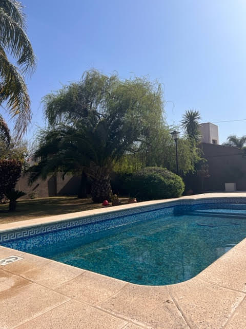 CASA DE CATEGORIA DE 1 PLANTA Y GRAN JARDIN 