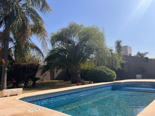 CASA DE CATEGORIA DE 1 PLANTA Y GRAN JARDIN 