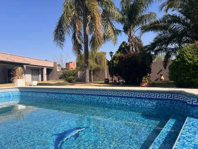 CASA DE CATEGORIA DE 1 PLANTA Y GRAN JARDIN 