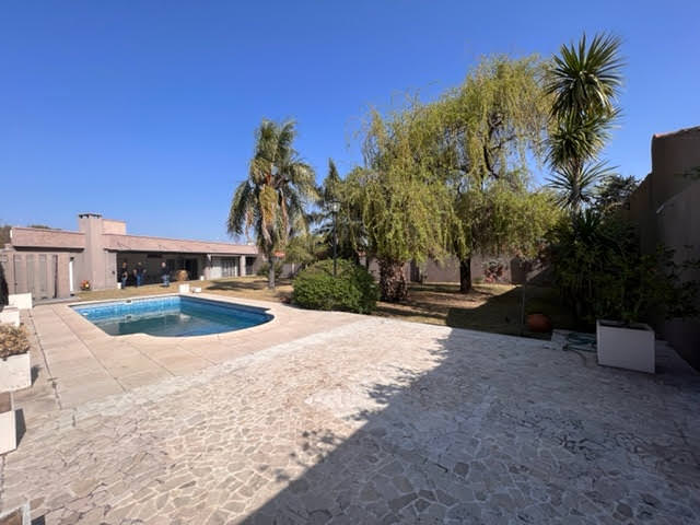 CASA DE CATEGORIA DE 1 PLANTA Y GRAN JARDIN 
