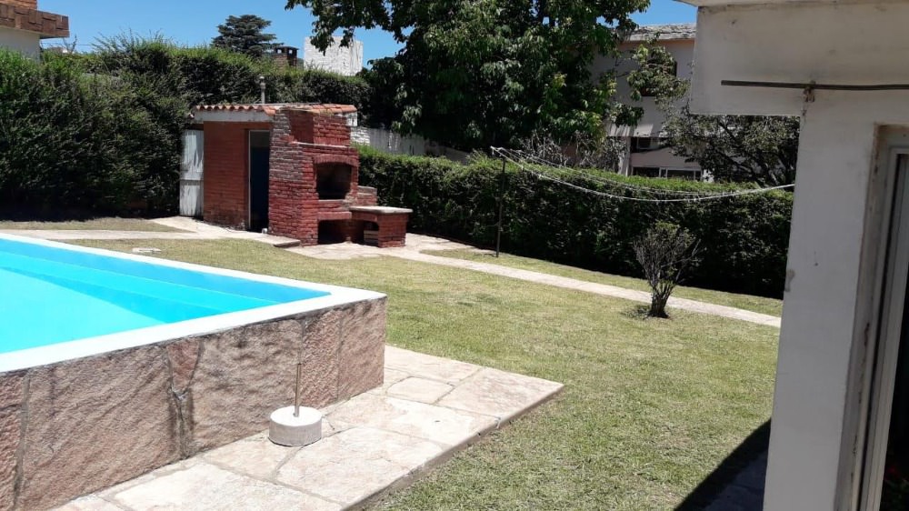 CHALET DE 3 DORMITORIOS CON PILETA 