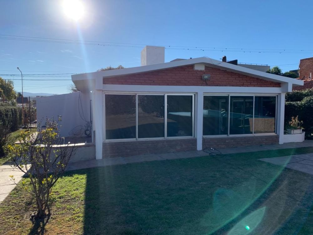 CHALET DE 3 DORMITORIOS CON PILETA 