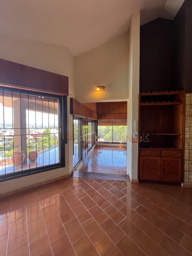 ESPECTACULAR CASA CON VISTA A LA CIUDAD