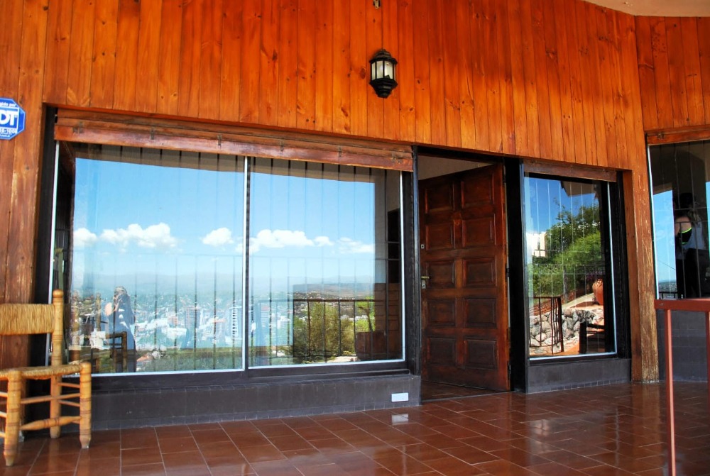 ESPECTACULAR CASA CON VISTA A LA CIUDAD