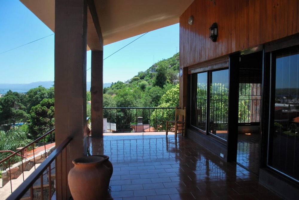 ESPECTACULAR CASA CON VISTA A LA CIUDAD