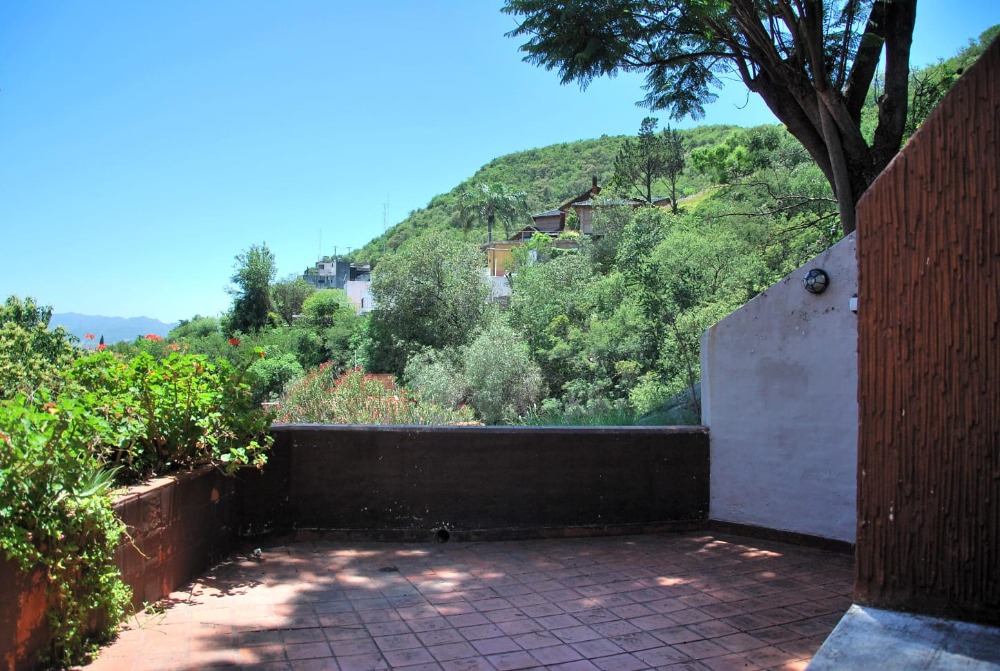 ESPECTACULAR CASA CON VISTA A LA CIUDAD