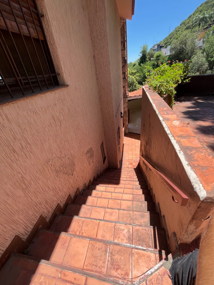 ESPECTACULAR CASA CON VISTA A LA CIUDAD