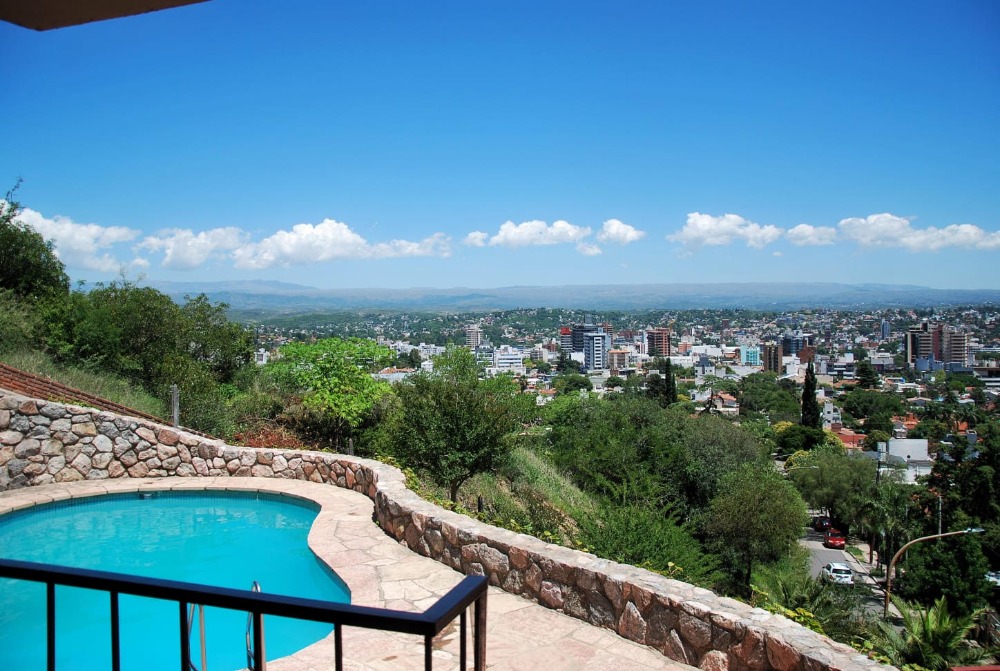 ESPECTACULAR CASA CON VISTA A LA CIUDAD