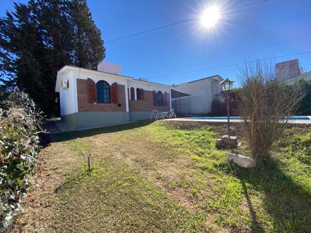 CHALET CON PILETA A 1 CUADRA Y MEDIA DEL RÍO !!