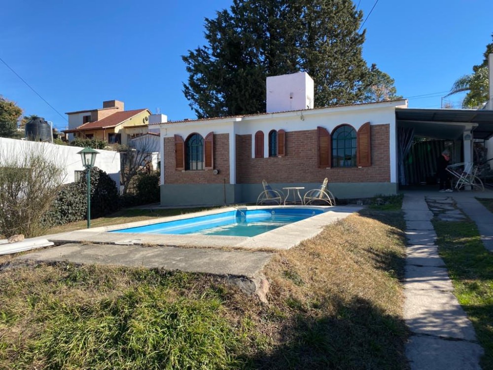 CHALET CON PILETA A 1 CUADRA Y MEDIA DEL RÍO !!