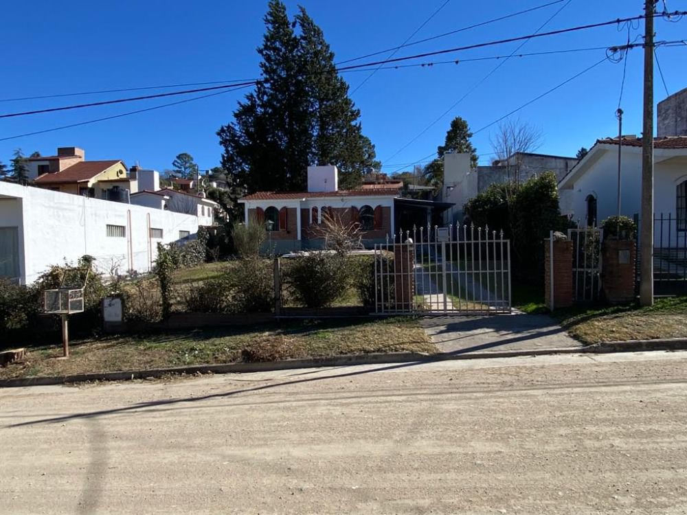 CHALET CON PILETA A 1 CUADRA Y MEDIA DEL RÍO !!