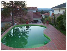 CASA CON PILETA EN BARRIO COSTA AZUL