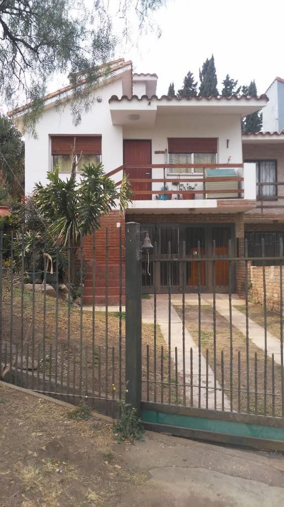 CASA CON PILETA EN BARRIO COSTA AZUL
