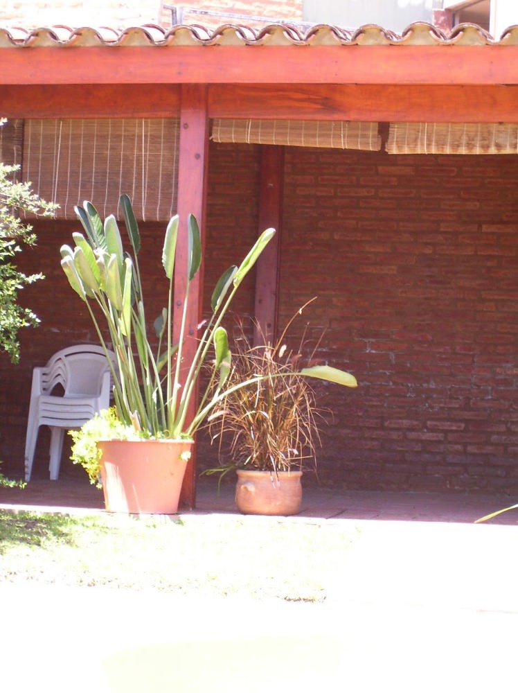 CASA CON PILETA EN BARRIO COSTA AZUL