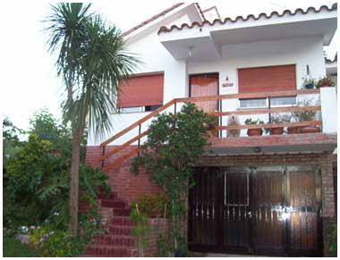 CASA CON PILETA EN BARRIO COSTA AZUL