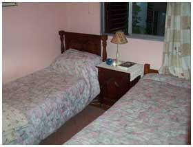 CASA CON PILETA EN BARRIO COSTA AZUL