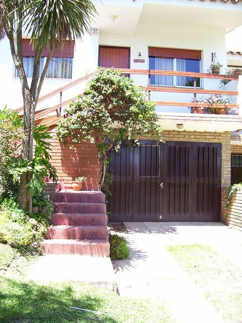 CASA CON PILETA EN BARRIO COSTA AZUL