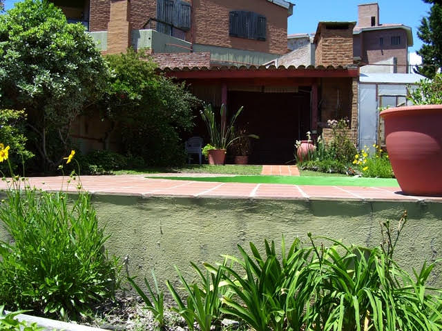 CASA CON PILETA EN BARRIO COSTA AZUL